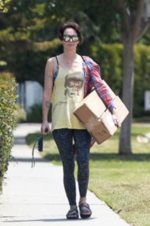 Lena Headey feet photo thumbnail