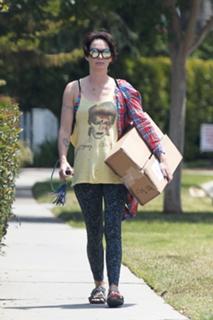 Lena Headey feet photo thumbnail