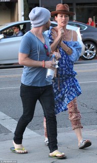 Lena Headey feet photo thumbnail