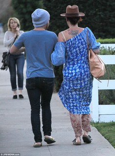 Lena Headey feet photo thumbnail