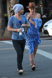 Lena Headey feet photo thumbnail