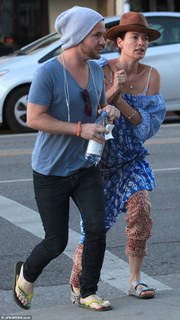 Lena Headey feet photo thumbnail
