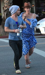 Lena Headey feet photo thumbnail