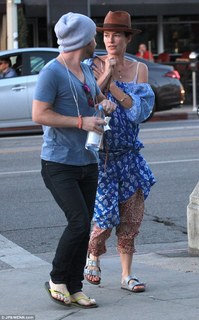 Lena Headey feet photo thumbnail
