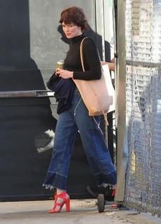 Lena Headey feet photo thumbnail