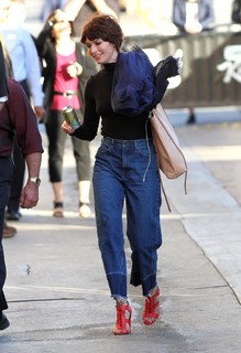 Lena Headey feet photo thumbnail