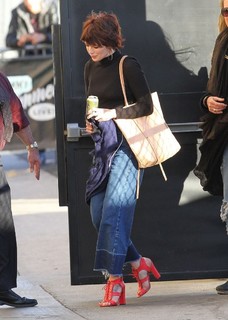 Lena Headey feet photo thumbnail