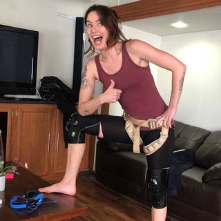 Lena Headey feet photo thumbnail