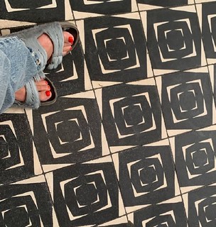 Lena Headey feet photo thumbnail