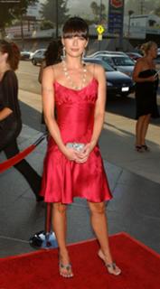 Lena Headey feet photo thumbnail