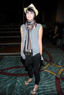 Lena Headey feet photo thumbnail