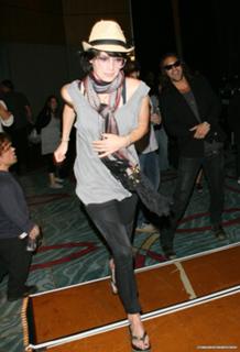 Lena Headey feet photo thumbnail