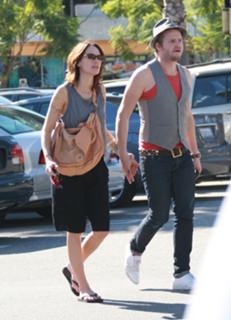 Lena Headey feet photo thumbnail