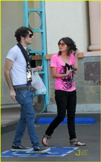 Lena Headey feet photo thumbnail