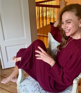 Lena Olin feet photo thumbnail