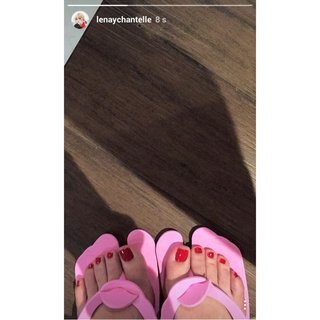 Lenay Olsen feet photo thumbnail