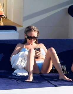 Leni Klum feet photo thumbnail