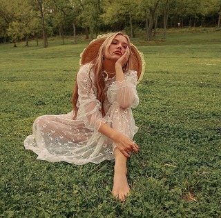 Lennon Stella feet photo 14