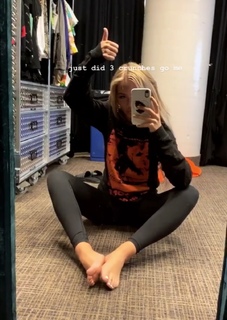 Lennon Stella feet photo 8