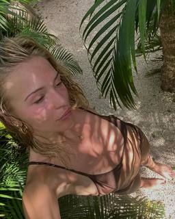 Lennon Stella feet photo 15