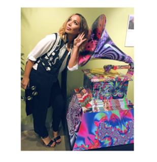 Leona Lewis feet photo thumbnail