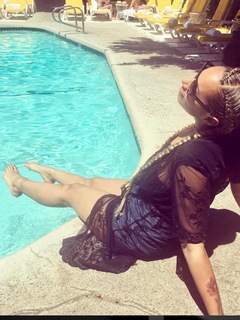 Leona Lewis feet photo thumbnail