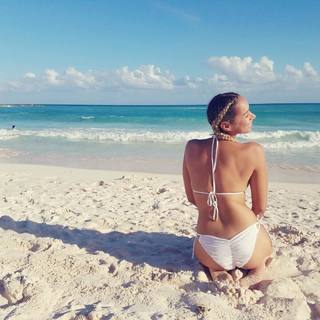 Leona Lewis feet photo thumbnail