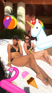 Leona Lewis feet photo thumbnail