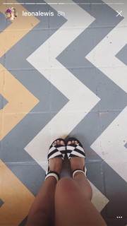 Leona Lewis feet photo thumbnail