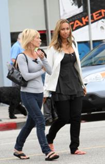 Leona Lewis feet photo thumbnail