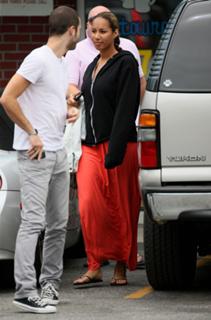 Leona Lewis feet photo thumbnail
