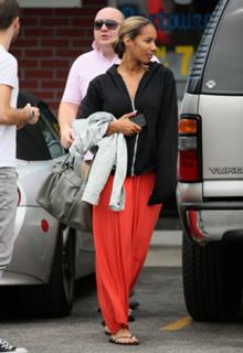 Leona Lewis feet photo thumbnail
