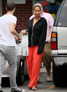 Leona Lewis feet photo thumbnail