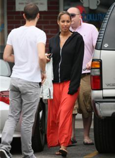 Leona Lewis feet photo thumbnail
