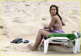 Leona Lewis feet photo thumbnail