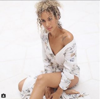 Leona Lewis feet photo thumbnail