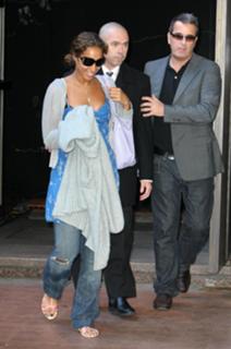 Leona Lewis feet photo thumbnail