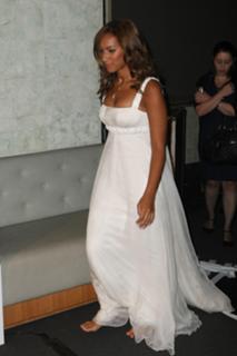 Leona Lewis feet photo thumbnail