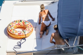 Leona Lewis feet photo thumbnail