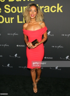 Leona Lewis feet photo thumbnail