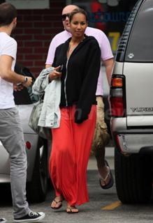Leona Lewis feet photo thumbnail