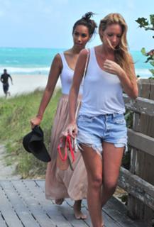 Leona Lewis feet photo thumbnail