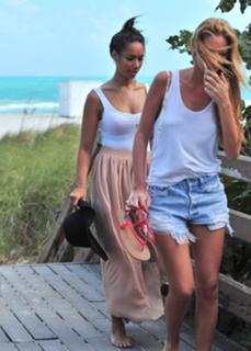 Leona Lewis feet photo thumbnail