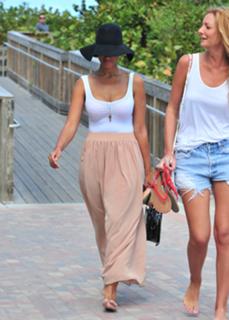 Leona Lewis feet photo thumbnail