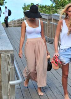 Leona Lewis feet photo thumbnail