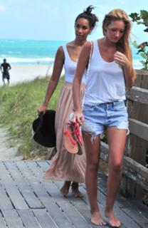 Leona Lewis feet photo thumbnail
