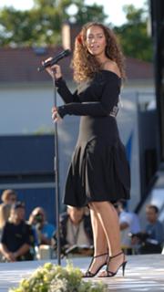 Leona Lewis feet photo thumbnail