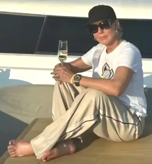 Lepa Brena feet photo 4