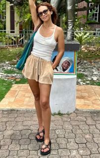 Lesley-Ann Brandt feet photo thumbnail