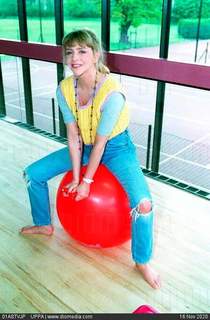 Leslie Ash feet photo 5